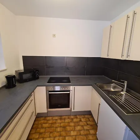 Rent House - Work And Sleep In - Ideal Fuer Teams Und Monteure Bis 4 Personen - Ganze - Ruhig Und Kuehl Im Sommer - Eigener Garten Mit Grill - Easy Check-in - Weitere Unterkuenfte Vorhanden Apartment
